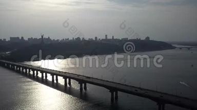 布里奇越过第聂伯河船城基辅地平线日落无人机镜头空中