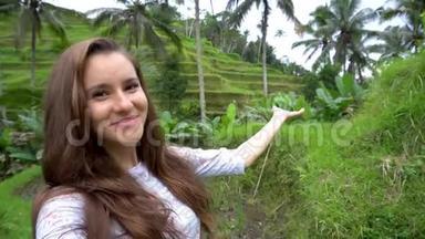 旅行概念。 女人制作自我视频，展示巴厘岛的米台。
