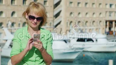 女人用游艇在旅游城市天际线上打短信
