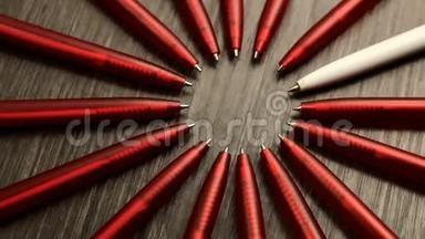 许多红色的笔和一个白色的移动在一个<strong>圆</strong>圈。 概念办或学校，知识日，九<strong>月</strong>一日.. 录像片段