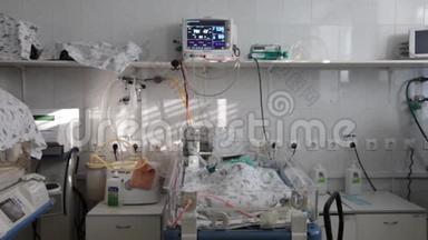 在妇产医院睡觉的新生儿早产儿