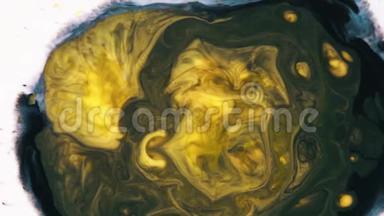 在白色液体表面混合黄色和黑色油墨的特写。 艺术观念。
