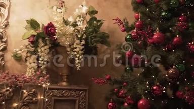 圣诞房<strong>室内设计</strong>.. 剪辑。 用灯光装饰的树在<strong>室内</strong>赠送礼物、玩具、蜡烛和花环