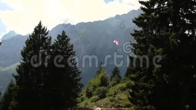 滑翔伞在多洛米蒂美丽的山脉上飞翔