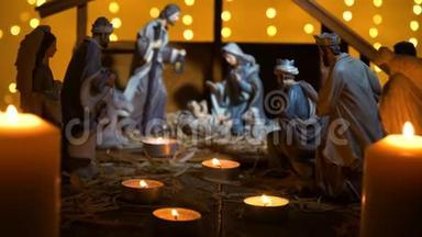 耶稣基督的圣诞场景有大气灯和蜡烛
