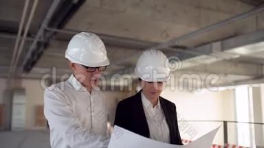 两名工程师在施工时会面，并咨询建筑项目。 两名工程师在建筑工程和咨询建筑