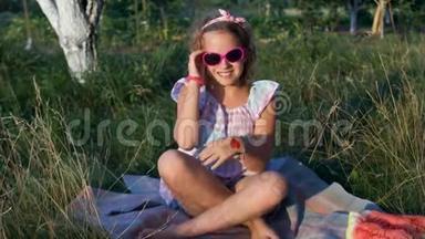 日落。 暑假结束，暑假结束.. 一个女孩正坐在草地上晒日光浴。 回到学校
