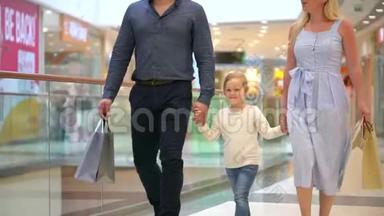 快乐的一<strong>家人</strong>在购物。 在商场里的<strong>家人</strong>。 孩子们在购物中心和父母在<strong>一起</strong>。 家庭购物在大商店。 小女孩