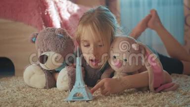 <strong>小</strong>女孩带着她的玩具在<strong>儿童房</strong>梦想着去巴黎旅行。 童梦，度假和旅游理念..