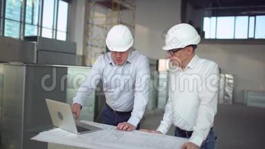 在建筑工地进行讨论的工程师或建筑师。 <strong>暖通</strong>空调系统的风管