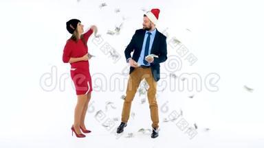 男人和女人得到了圣诞节的现金奖金，高兴和扔钱。 让`去庆祝一下。 慢动作