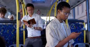 女通勤者从4k公交车上下车