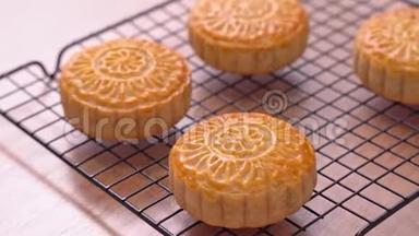 新鲜出炉的中国月饼糕点为传统中秋佳节，特写，卡车镜头移动..
