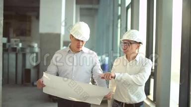 两名工程师在施工时会面，并咨询建筑项目。 两名工程师在建筑工程和咨询建筑