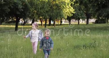 三个小女孩手牵着手在花园的绿草上奔跑，周围是空气吹泡器