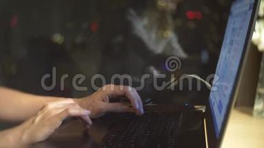 特写镜头。 使用笔记本电脑在窗口背景、技术和社交网络上远程工作的年轻女孩