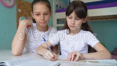 两个高加索女孩在做作业