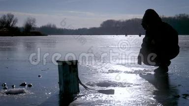 <strong>冬季捕鱼</strong>。 冬天阳光明媚的一天，湖上的渔夫。