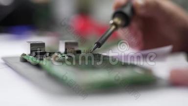人焊一个芯片组的特写.