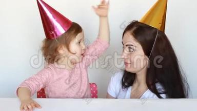 生日派对快乐的妈妈和孩子，在游戏中玩.. 母亲她的女儿在白色的背景上微笑和<strong>笑声</strong>
