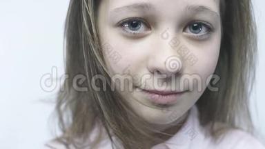 一个年轻<strong>天真</strong>，善良的女孩在洛莫的特写肖像。
