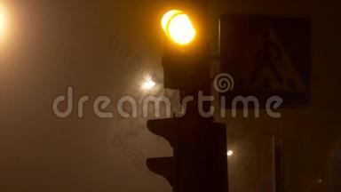 城市雾中的夜间人行横道，<strong>交通安全</strong>，烟雾