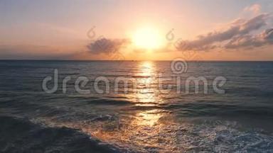 海滩上的<strong>海鸥</strong>和日出，在<strong>海浪</strong>上放松，鼓舞人心的早晨