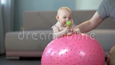 可爱的健康<strong>宝宝</strong>喜欢在大球上跳跃，为婴儿做健身<strong>运动</strong>