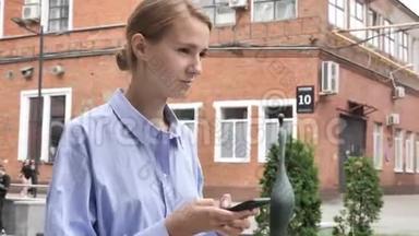 在街上<strong>忙着</strong>使用智能手机的步行妇女