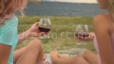 女<strong>朋友</strong>在海滩上喝酒。 女<strong>朋友</strong>在海滩上举行野餐