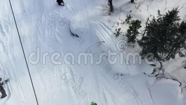 冬季带小屋缆车的俯视图.. 录像。 滑雪场冬季活动.. 有滑雪道的缆车