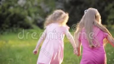 三个<strong>小女孩</strong>手牵着手在花园的绿草上<strong>奔跑</strong>，周围是空气吹泡器