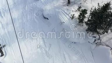 冬季带小屋缆车的俯视图.. 录像。 滑雪场冬季活动.. 有滑雪道的缆车