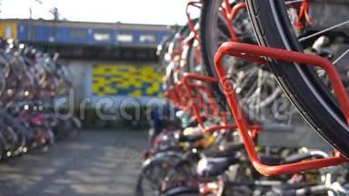 荷兰妇女在Eindhoven主火车站的两个级别的自行车停<strong>车位</strong>上锁定她的自行车。 欧洲