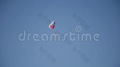 运动娱乐乐趣在海上乘降落伞。