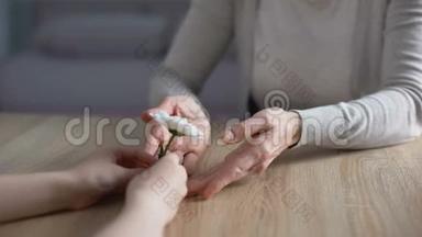 小孙女的手送白花给奶奶，亲情
