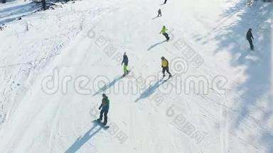 在山上滑雪和滑雪的人的俯视图。镜头。滑雪场，在滑雪板上活动休息