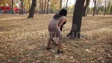 有雀斑的年轻母女正在公园里和落叶的黄叶<strong>嬉戏</strong>
