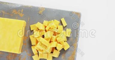 托盘上的黄色奶酪立方体