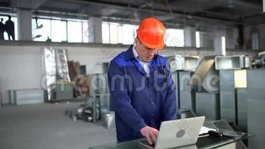 工程师，施工主管，建筑工人，工人使用笔记本电脑在施工现场内。 暖通空调系统的风管