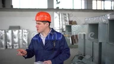 工程师，施工主管，建筑工人，工人使用笔记本电脑在施工现场内。 工业波纹空气