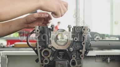 19.07.2018Chernivtsi-男子手正在修理汽车零件。 汽车修理。 关门