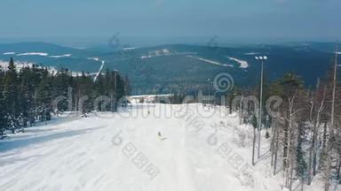 滑雪坡上人们开始在针叶树和缆车附近的跑道上滑雪的美丽鸟瞰图