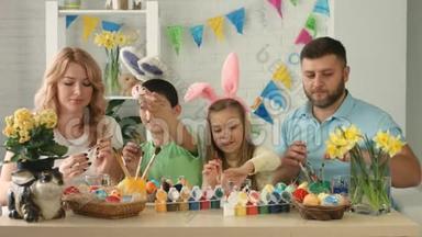 复活节那天孩子们戴着兔子耳朵