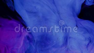 宇宙蓝色油漆在<strong>水中</strong>倾泻。 丙烯酸的颜色和<strong>水中</strong>的墨水。 抽象框架背景。 颜色和油墨