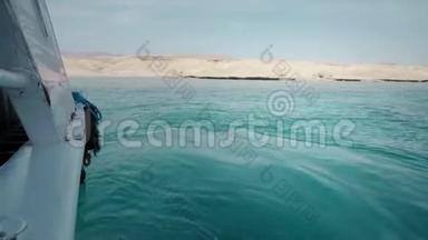 一艘载有乘客的游艇。 在岩石沙漠海滩的背景下。 潜水和钓鱼