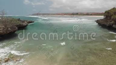 4K飞行无人机视频海滩背景。 在巴厘岛的一片荒凉的岩石海滩上飞行。