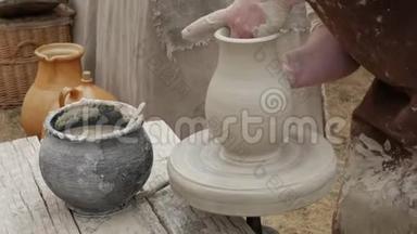 艺术家陶工在他的车间创作了一件陶瓷陶器。 <strong>双手特写</strong>。