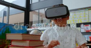 4k<strong>教室</strong>使用虚拟现实耳机观看亚洲学童的正面<strong>照片</strong>