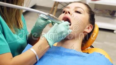 一位女牙医正在修理一位年轻女子´的牙齿